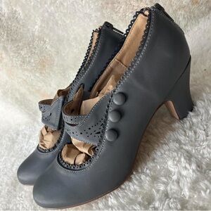 Grey Chase & Chloe vintage kitten heels